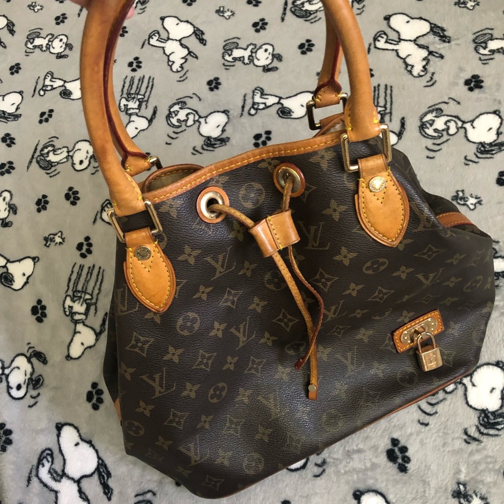 Louis Vuitton. Medium bucket bag